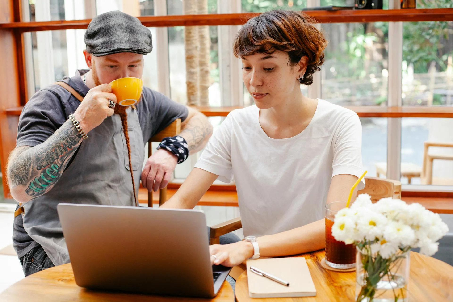 parenting classes - mom and dad sitting in front of the laptop